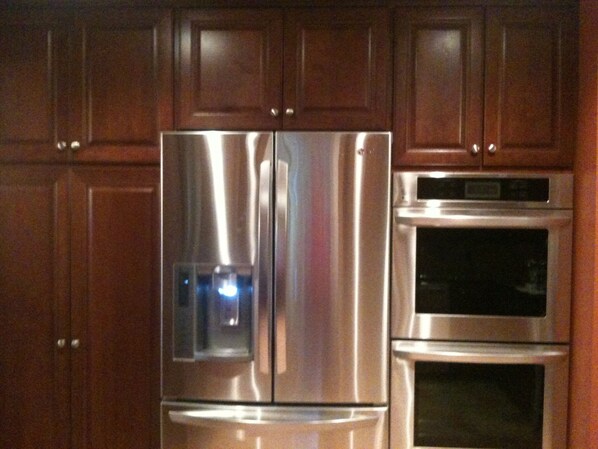 Microwave, dishwasher, coffee/tea maker, cookware/dishes/utensils - Spacious 6 Bedroom Home 15 mins from Fiserv Forum (Wauwatosa)