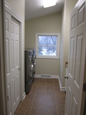 Interior - Spacious 6 Bedroom Home 15 mins from Fiserv Forum (Wauwatosa)