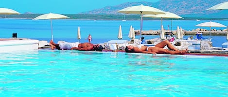 Piscine extérieure (ouverte en saison), parasols de plage