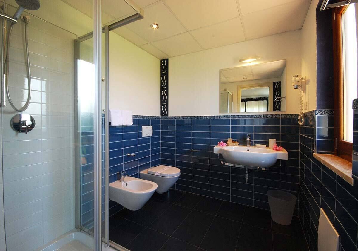 triple room | bathroom | shower, rainfall showerhead, free toiletries, hair dryer