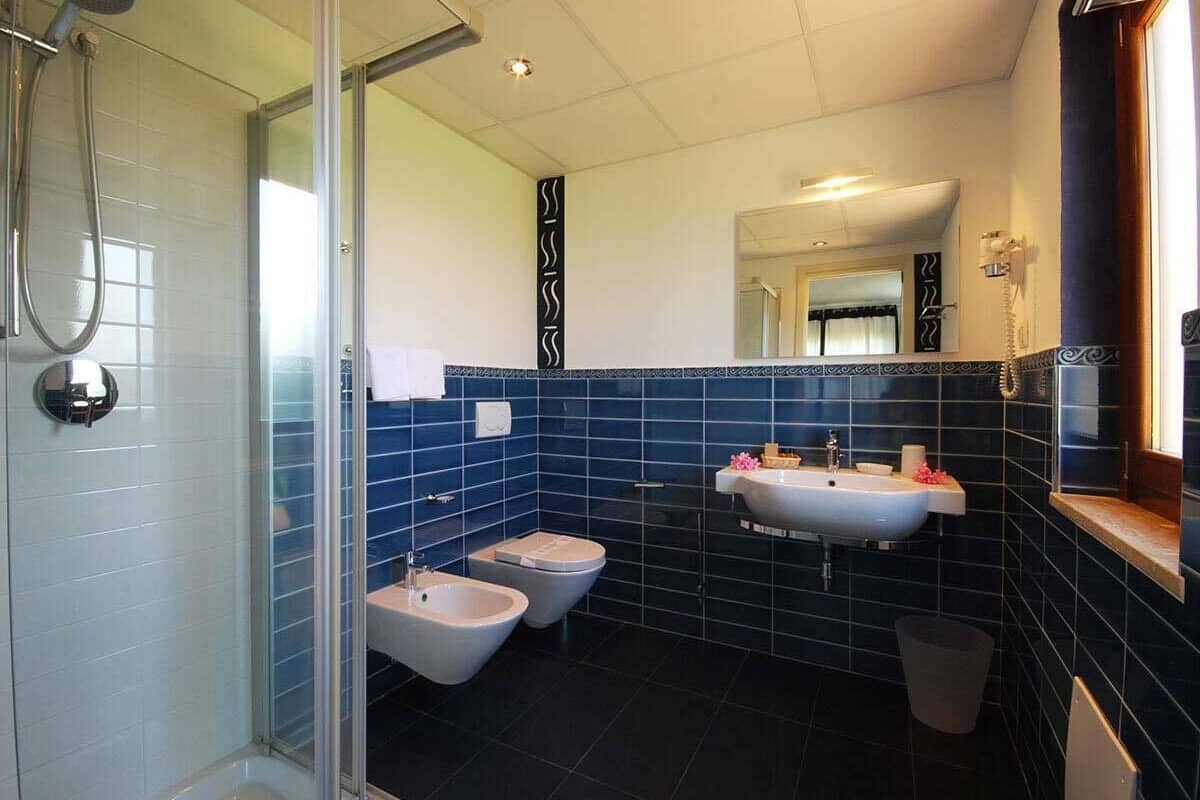 triple room | bathroom | shower, rainfall showerhead, free toiletries, hair dryer