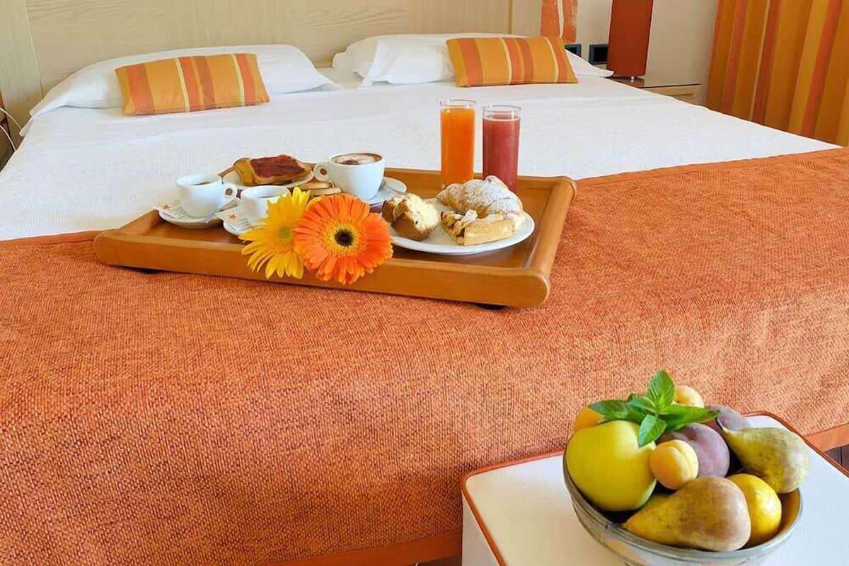 economy double or twin room | in-room dining