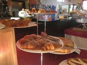 Free daily buffet breakfast