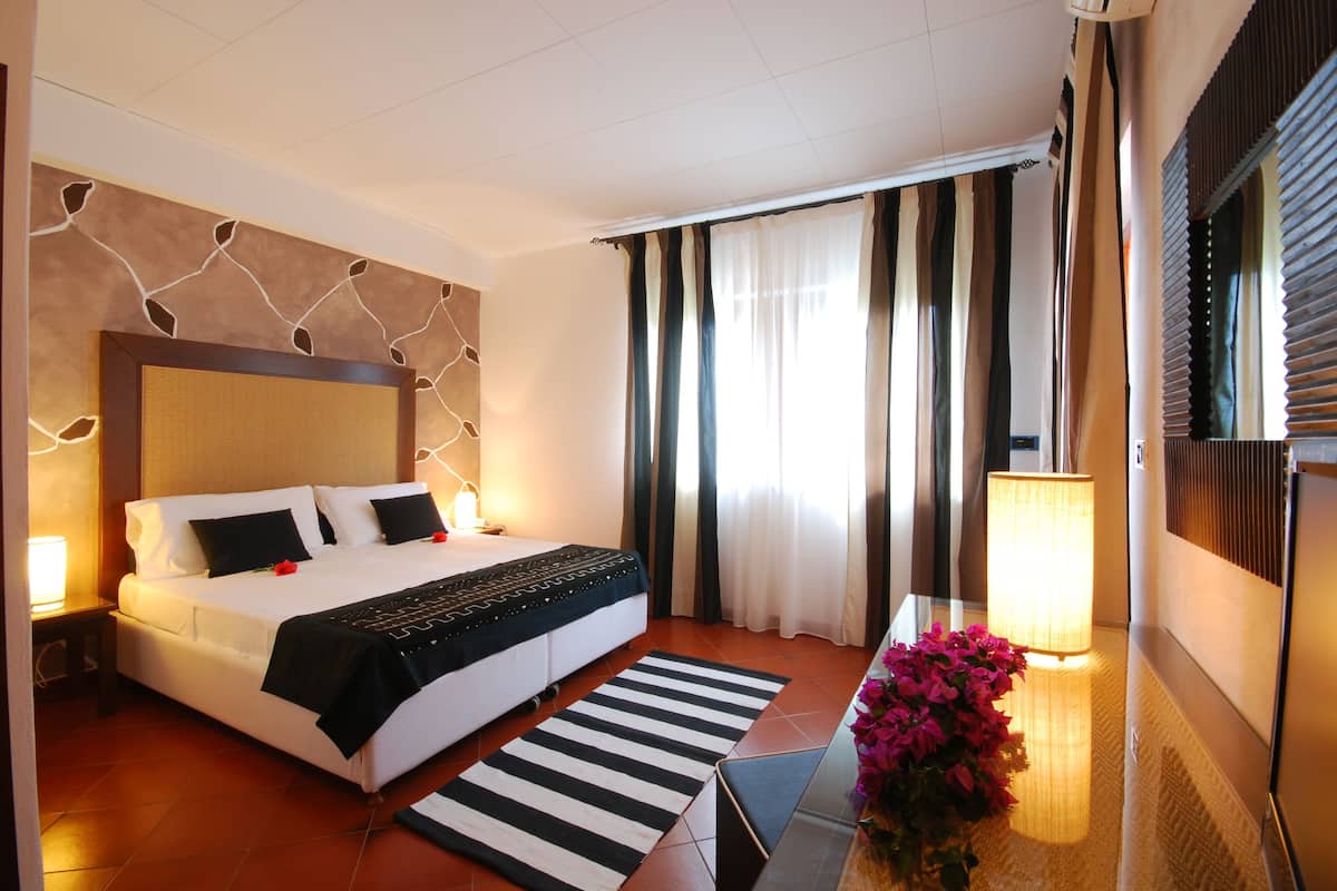 double room | 1 bedroom, minibar, individually decorated, desk
