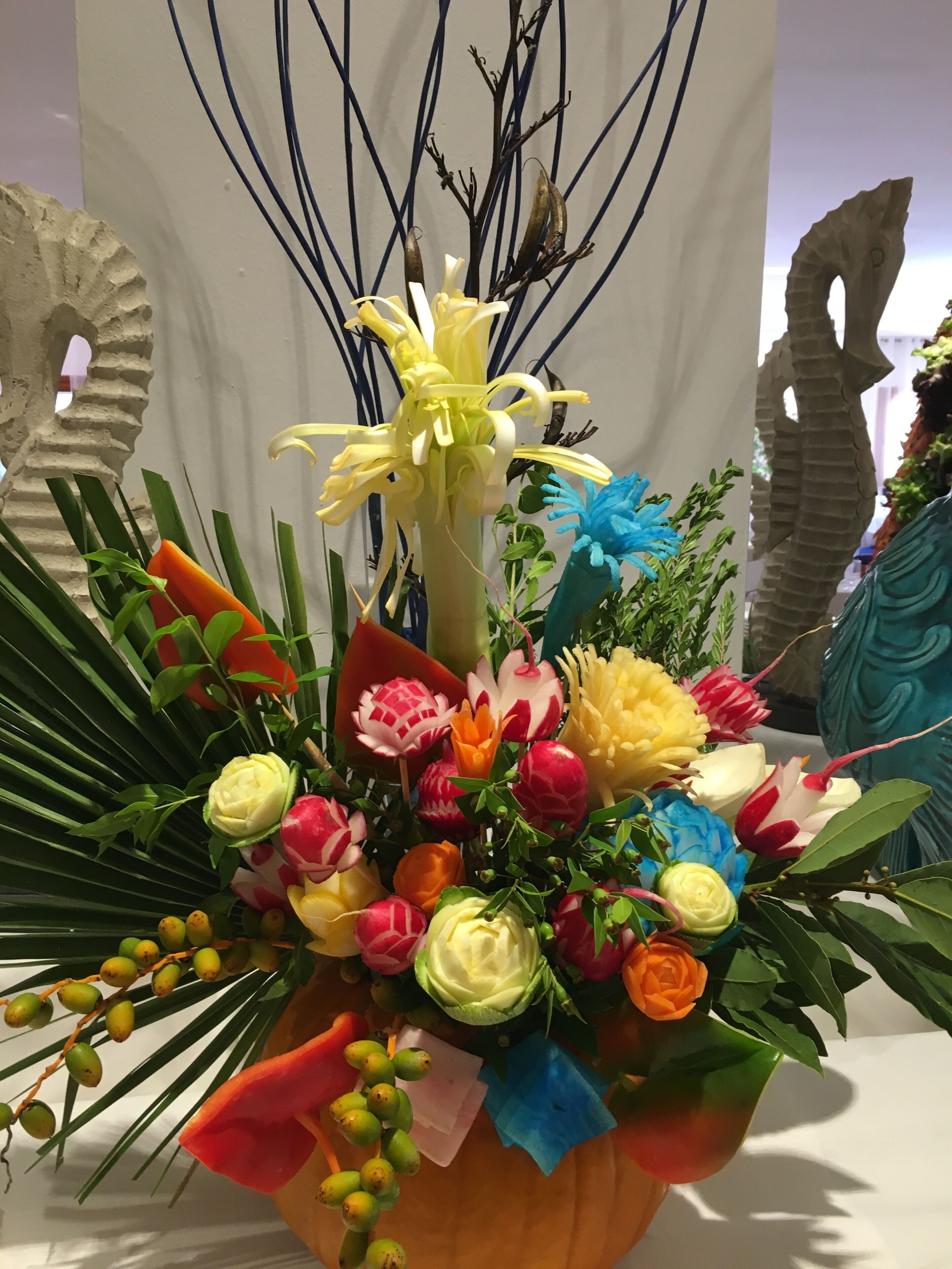 Eine Blumendekoration mit verschiedenen Blumen und Grünpflanzen.