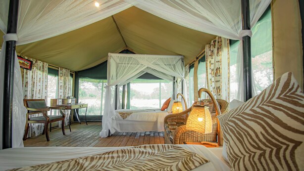 Tenda Mewah | Seprai premium, selimut bulu angsa, dan meja kerja
