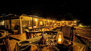 2 restoran; melayani sarapan, makan siang, dan makan malam