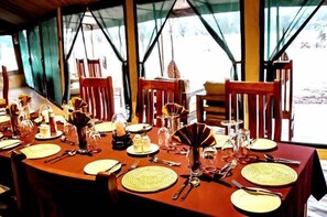 2 restaurants; breakfast, lunch, and dinner served