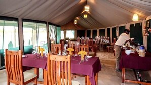 2 restoran; melayani sarapan, makan siang, dan makan malam