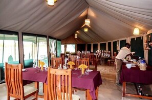 2 restaurants, serveren ontbijt, lokale en internationale gerechten