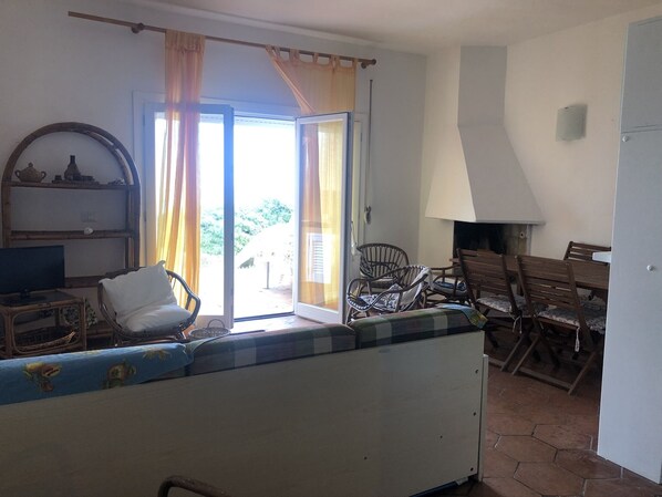 Televisie en een open haard