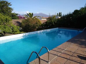 Una piscina al aire libre de temporada
