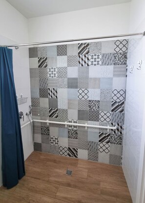 Ducha, secador de pelo, bidé y toallas