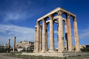 Ancient Greek columns with a clear sky in the background. - Elegant Apartment (Athens)