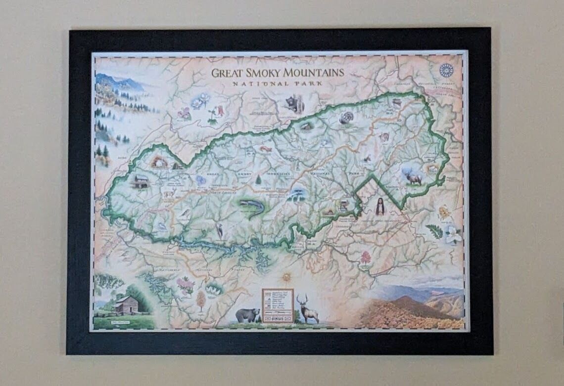 Une carte encadrée du parc national des Great Smoky Mountains, indiquant les sentiers de randonnée, les points d’intérêt et la faune.