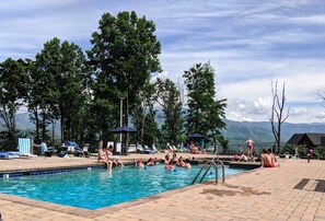 Pool - Couples, Honeymoon, Anniversary Cabin, convenient to Gatlinburg, National Park (Gatlinburg)