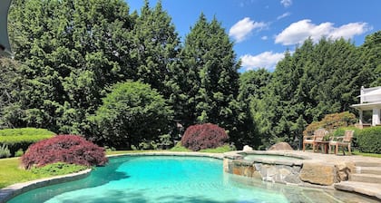 Maison d'été récemment rénovée à Westport CT piscine privée et spa, prÚs de la plage et de la ville