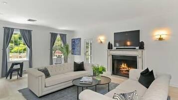 Televisio, takka, pöytäjalkapallopöytä, kirjoja