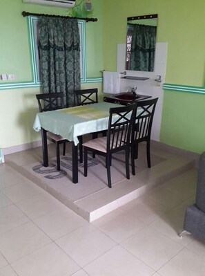 Grand-Zimmer | Essbereich im Zimmer