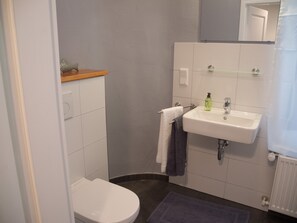 SĂšche-cheveux, serviettes fournies, savon, shampoing