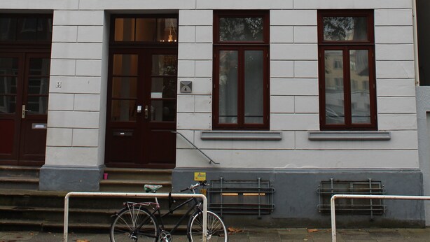 A building with a sign reading "AM BISCHOFSTOR". - Nice apartment turquoise central (Bremen)