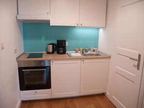 Kühlschrank, Ofen, Herdplatte, Wasserkocher mit Kaffee-/Teezubehör