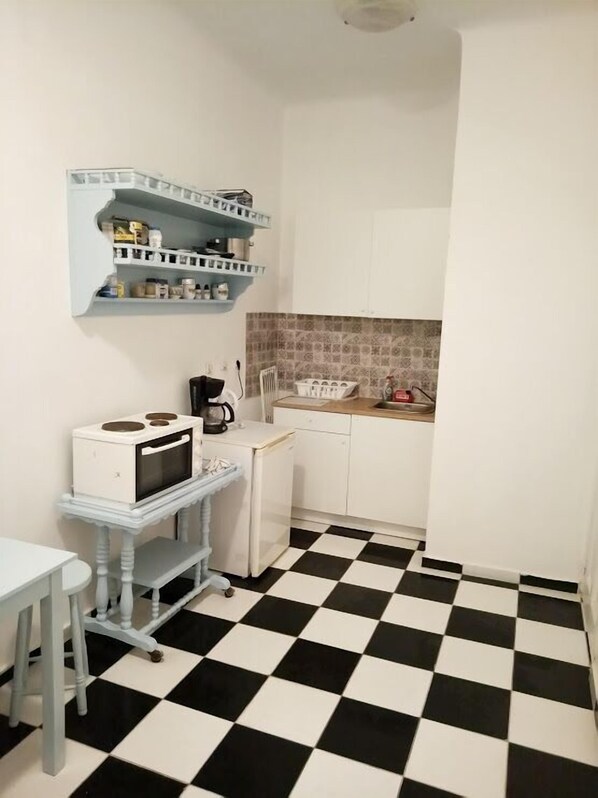 Apartment | Private kitchenette | Coffee/tea maker, electric kettle