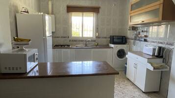 Refrigerador, microondas, parrilla de estufa y tetera eléctrica