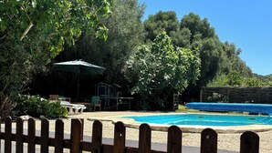 A wooden fence, a swimming pool, and a small building with a green roof. - Countryside house with private pool - 6km to Vejer and 15mins from beaches

 (Vejer de la Frontera)