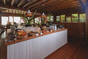 朝食 (ビュッフェ)、毎日提供 (無料)