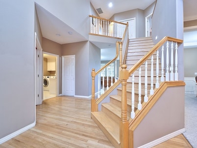 Country Home City Center 3400 sqft 6 bds at Nike Intel 1st floor bedroom 15% off