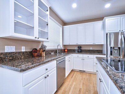 Country Home City Center 3400 sqft 6 bds at Nike Intel 1st floor bedroom 15% off