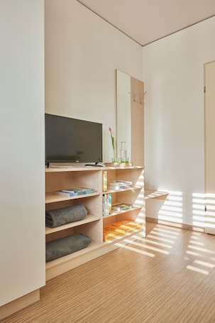 Standard-Apartment, 2 Schlafzimmer | Allergikerbettwaren, Schreibtisch, Zustellbetten, kostenloses WLAN. I AM Hotel Leoben