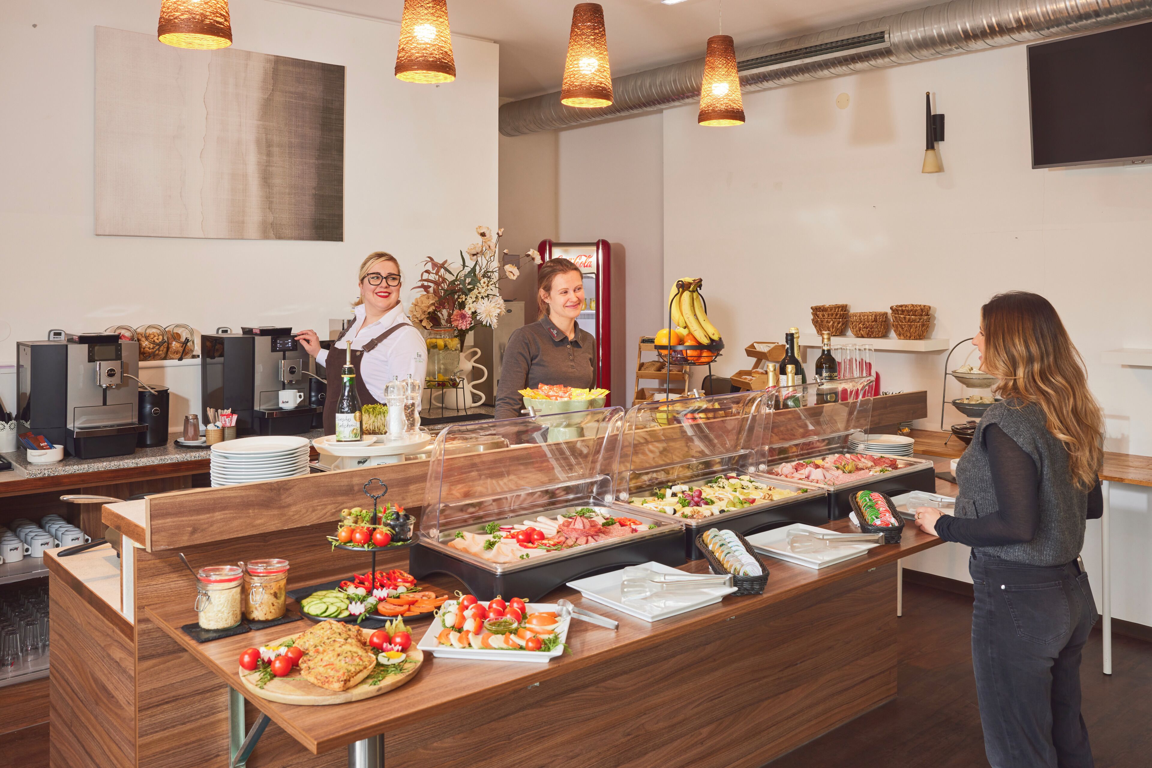 Tägliches Frühstücksbuffet (15 EUR pro Person)