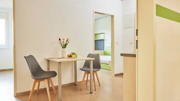 Standard-Apartment, 2 Schlafzimmer | Essbereich im Zimmer