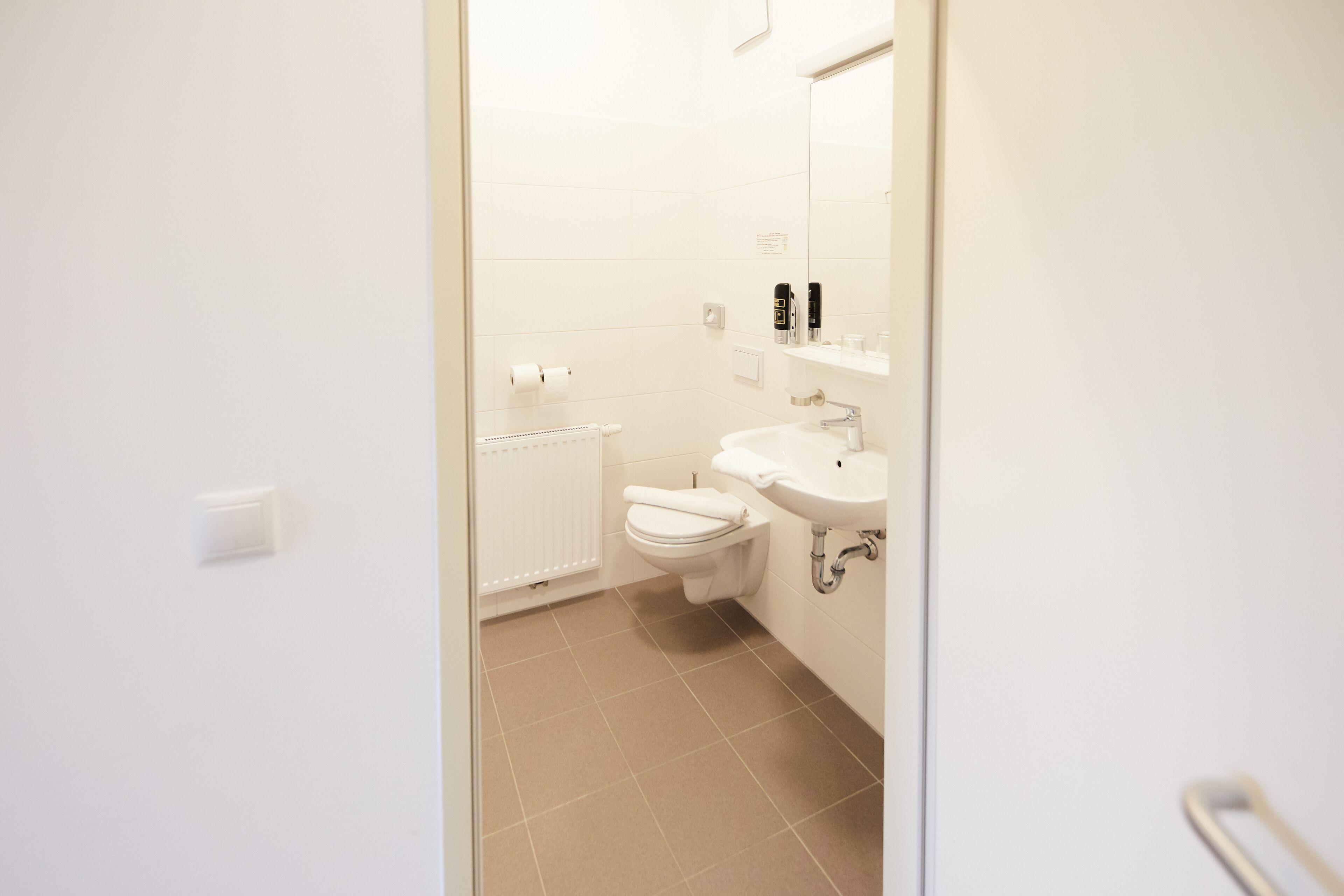 standard single room | bathroom | shower, eco-friendly toiletries, hair dryer, towels