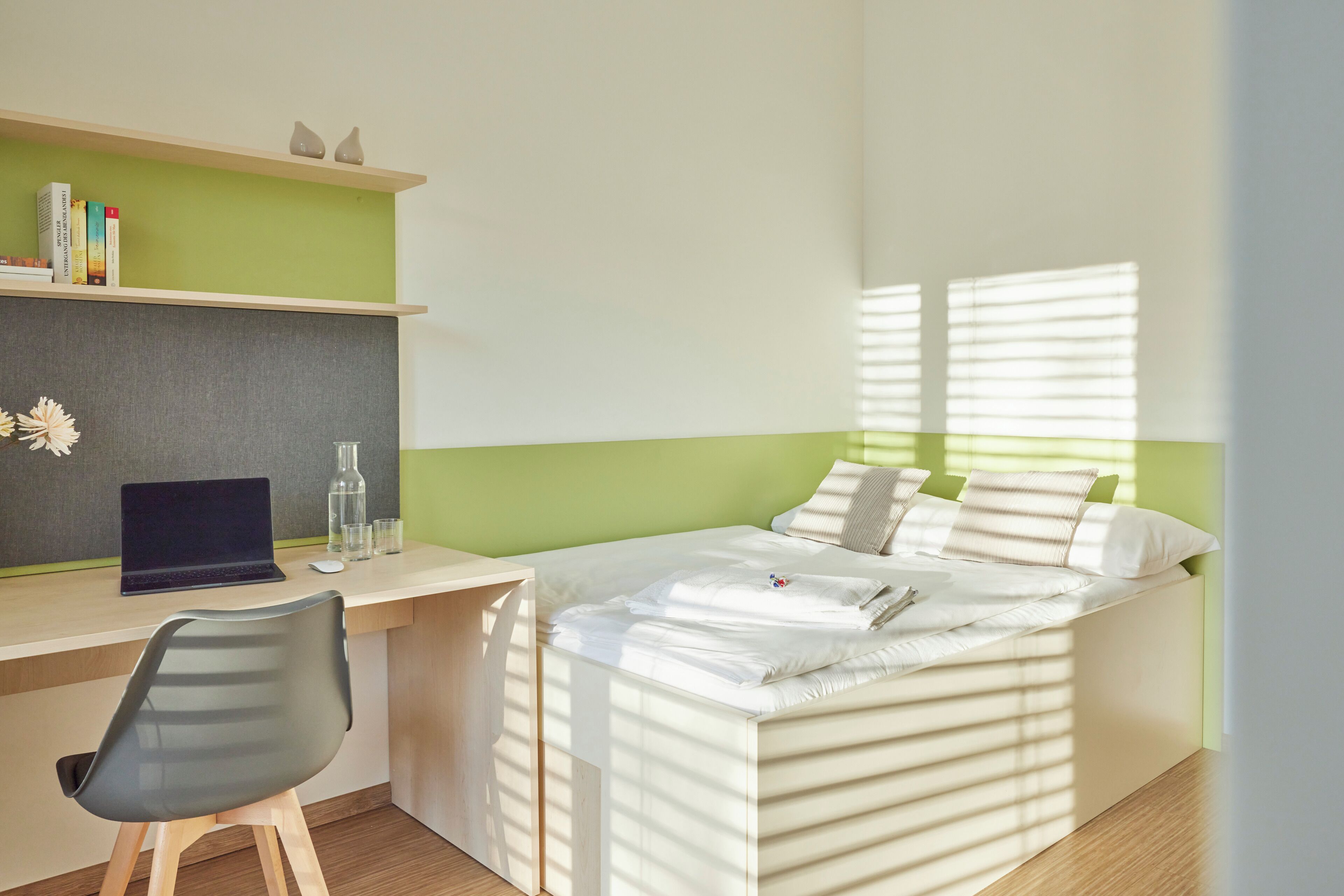 Ein Schlafzimmer mit einem Bett, einem Schreibtisch und einem Stuhl.