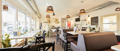 Petit déjeuner buffet (15 EUR par personne)