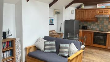 Una televisión, un reproductor de DVD, una videoteca