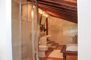 Haartrockner, Handtücher, Toilettenpapier