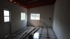 A room with a tiled floor, a wooden ceiling, and two windows. - Hotel Fazenda Roseira Lagoinha (Ribeirão Preto)