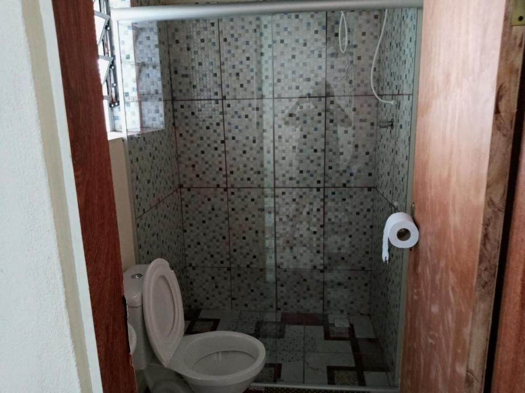 Chuveiro, toalhas de banho, sabonete, shampoo