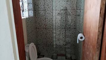 Chuveiro, toalhas de banho, sabonete, shampoo