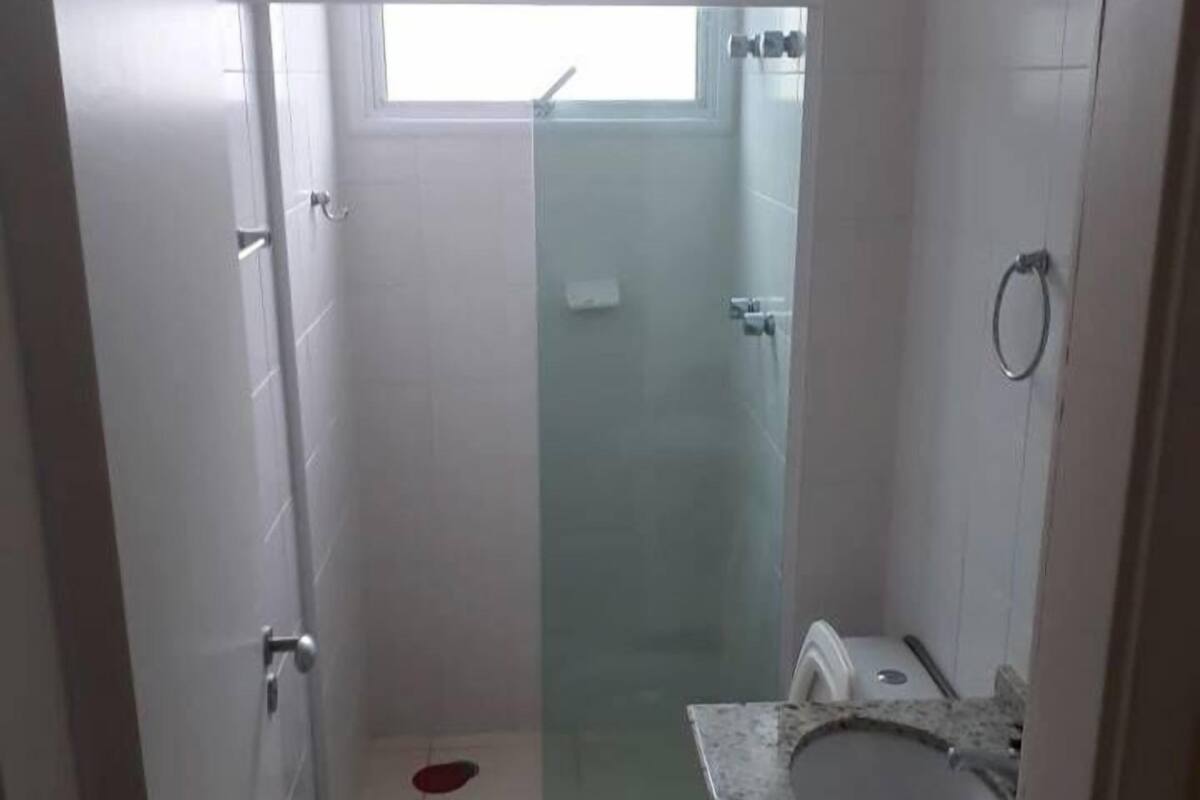 Ein kleines Badezimmer mit Toilette, Dusche und Waschbecken.