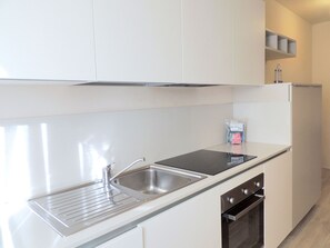 Comfort Apartment, 1 Bedroom (5) | Private kitchen | Full-size fridge, stovetop, electric kettle, cookware/dishes/utensils - Sogno Azzurro (Porto Azzurro)