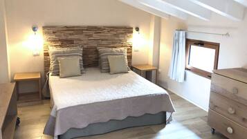 Deluxe Apartment, 3 Bedrooms (17) | 3 bedrooms, premium bedding, in-room safe, iron/ironing board