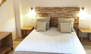 Deluxe Apartment, 3 Bedrooms (17) | Premium bedding, in-room safe, iron/ironing board, travel crib - Sogno Azzurro (Porto Azzurro)