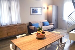 Appartement Supérieur, 2 chambres (9) | Coin séjour | TV connectée