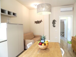 Comfort Apartment, 1 Bedroom (6) | In-room dining