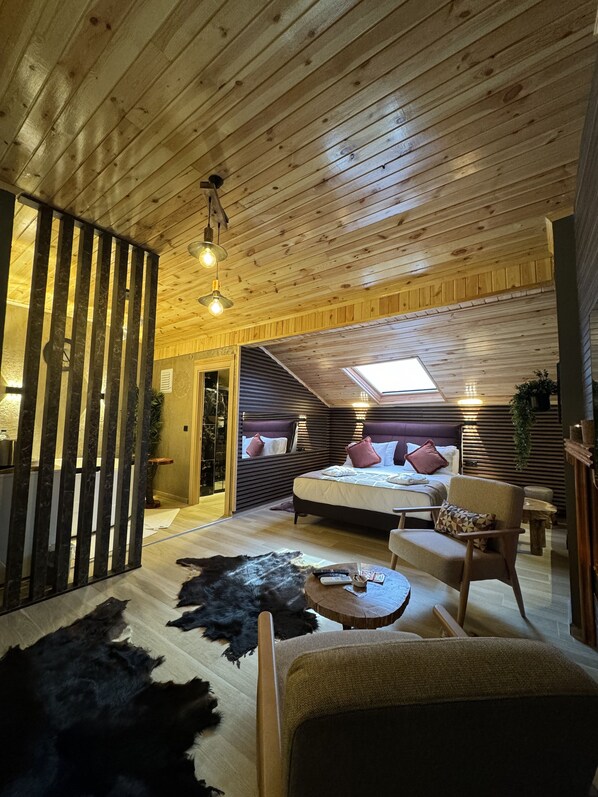 Premium Suite | Bathroom | Shower, hair dryer, slippers, towels